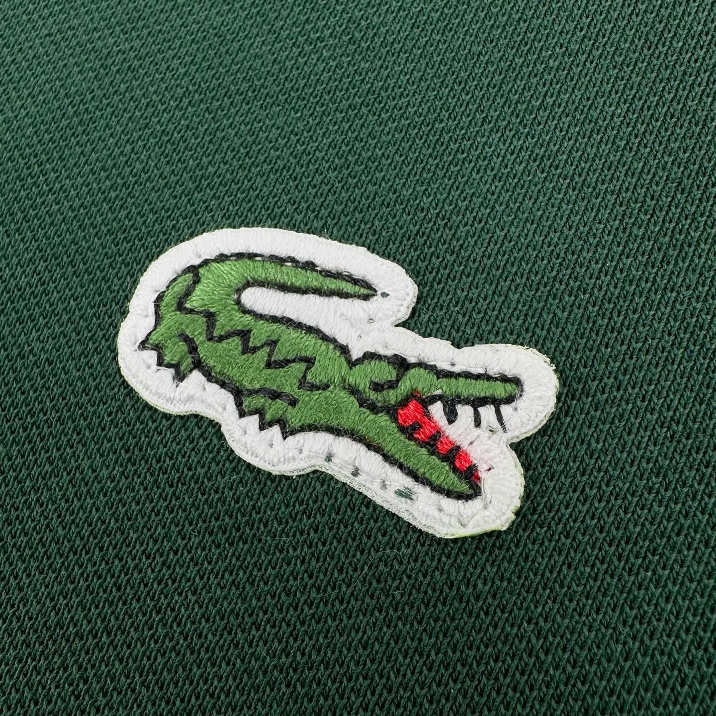 Lacoste crocodile logo Polo shirt (Green). The original version was purchased for 1,090 and developed. The fabric is made of custom-made glaze bee extract cotton. It is delicate, soft and comfortable. It is a pine dark green that has been deposited by time. The soft tones make people calm and calm. The iconic small crocodile pops up in the heart and coexists with the background color. It does not grab the color but has its own recognition. It is simple and simple. It uses solid color as the base and the logo as the print. It shows the texture and brand heritage in a low-key manner. It adopts the stamping process to make independent embroidered stamps through computer embroidery, and then positions them and sews them to fix it on the clothes. It has a strong three-dimensional effect, is strong and washable, has stable quality, and the fabrics have been washed with enzymes. It has a better hand feel and texture. It is not easy to deform, shrink or fade, and maintains long-term beauty. Size:S-M-L-XL